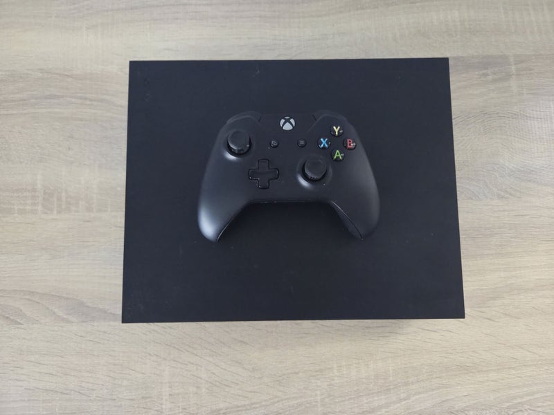 Xbox One X Console + Controller Carousel 3