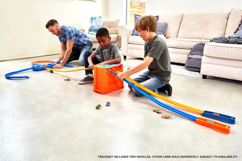 Hot Wheels Toy Car Track Builder Playset, Deluxe Stunt Box with 25 Component Par Carousel 3