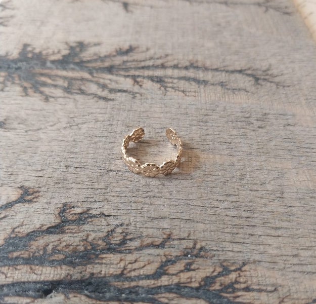 Pretty daisy chain light metal toe ring. Carousel 1