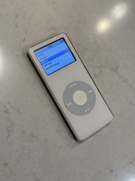 iPod nano 1st Gen 4GB White Carousel 1