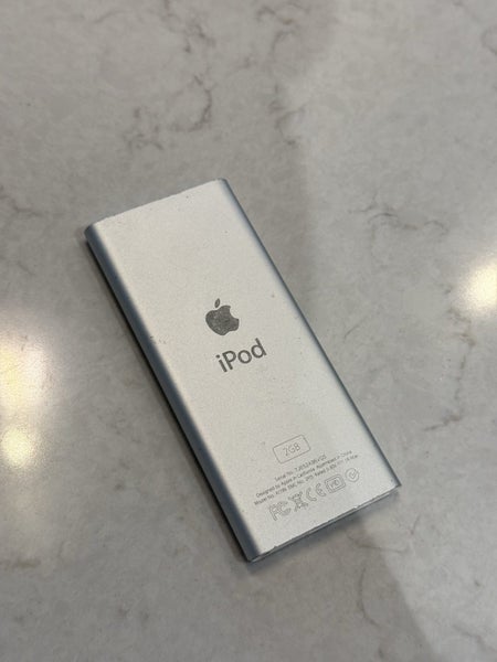 iPod nano 2nd Gen 2GB Silver Carousel 2