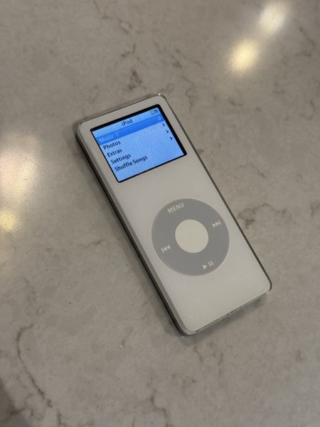 iPod nano 1st Gen 2GB White Carousel 1