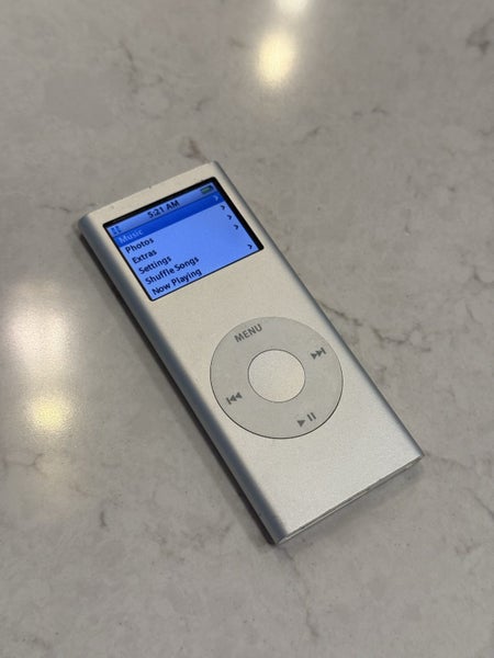 iPod nano 2nd Gen 2GB Silver Carousel 1