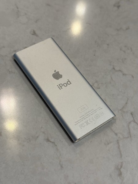iPod nano 2nd Gen 2GB Silver Carousel 2