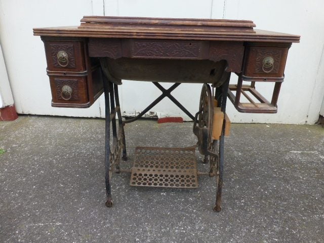 VINTAGE WHITE USA TREDDLE SEWING MACHINE Carousel 2