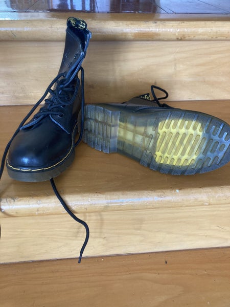 NEW Doc Marten Boots size 35--Never worn! Carousel 3