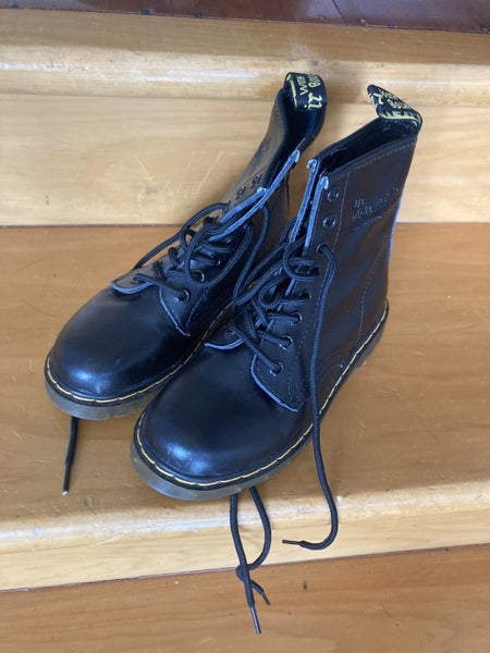 NEW Doc Marten Boots size 35--Never worn! Carousel 1