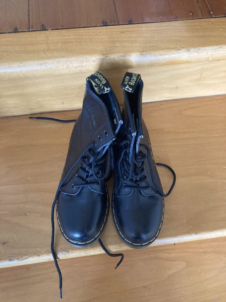 NEW Doc Marten Boots size 35--Never worn! Carousel 2