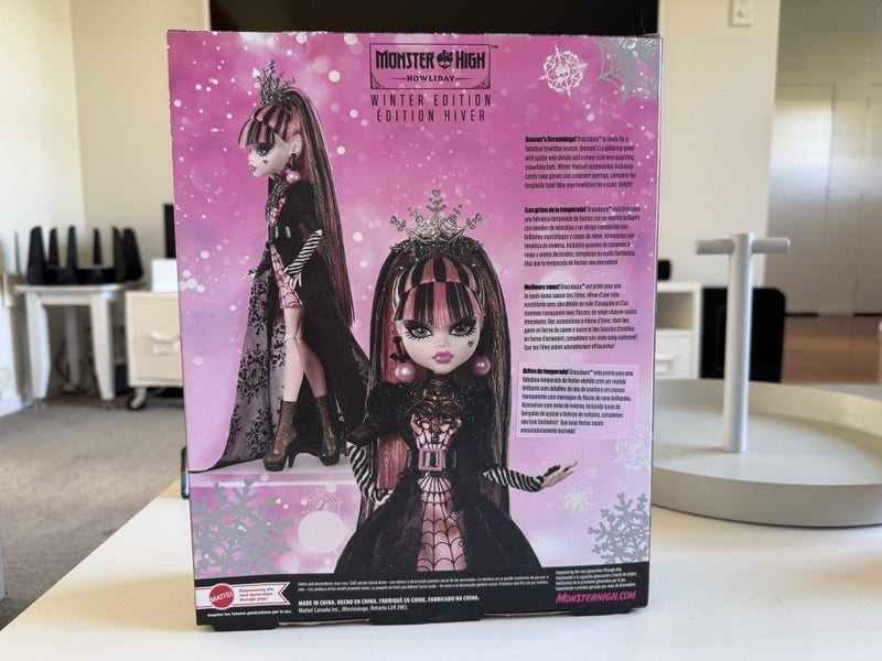 Monster High Draculaura Winter Edition Carousel 2