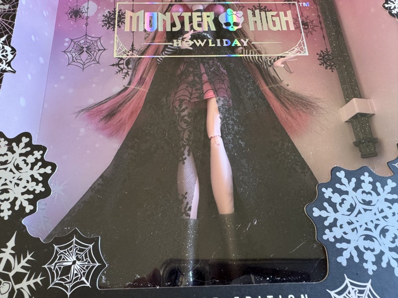 Monster High Draculaura Winter Edition Carousel 4