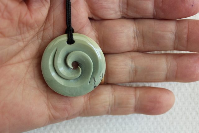 BEAUTIFUL New Zealand**INANGA FLOWER ** POUNAMU KORU #220 Carousel 1