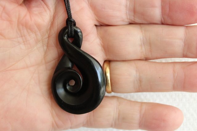 BEAUTIFUL KORU-TWIST ** KAWAKAWA GREENSTONE ** #47 Carousel 1