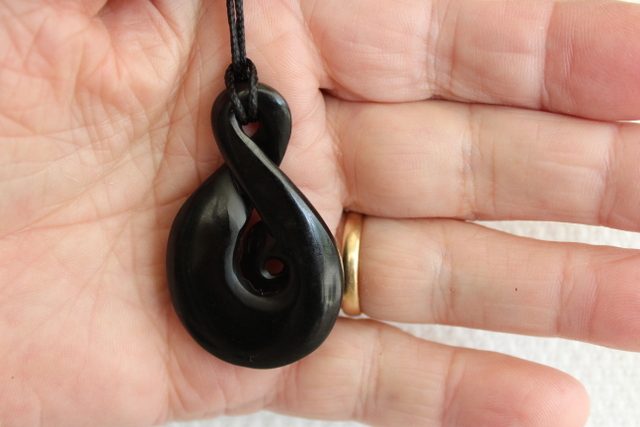 BEAUTIFUL KORU-TWIST ** KAWAKAWA GREENSTONE ** #47 Carousel 2