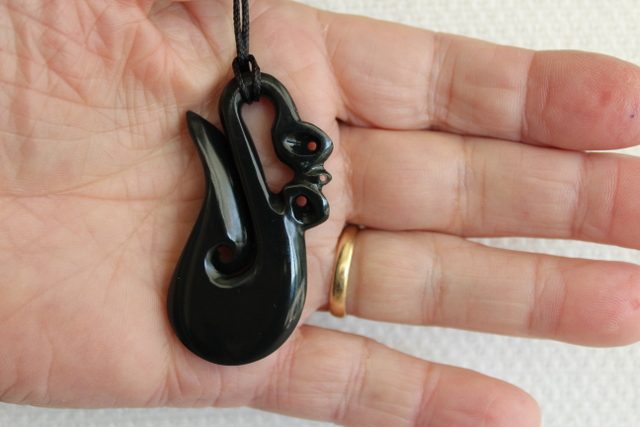 BEAUTIFUL MANAIA PENDANT KAWAKAWA / JADE #54 Carousel 2