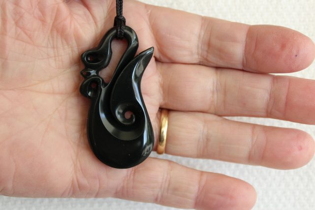 BEAUTIFUL MANAIA PENDANT KAWAKAWA / JADE #54 Carousel 1