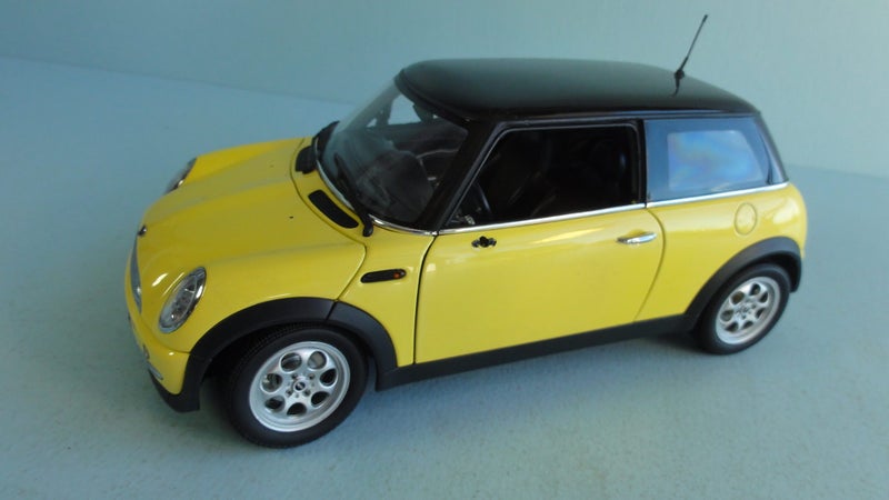 Millenium Mini Cooper Yellow/Black ~ AutoArt 1/18 Carousel 2