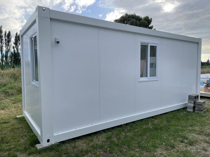 Portable cabin with toilet62985123805315112