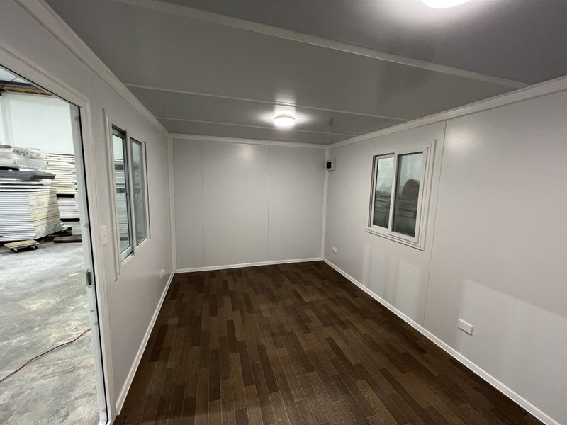 Portable cabin with toilet62985123805315113
