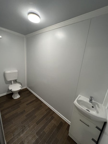 Portable cabin with toilet62985123805315114