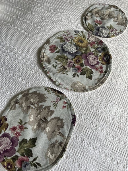 A set of 3 of gorgeous vintage Sanderson Linen Dresser cloths Carousel 1