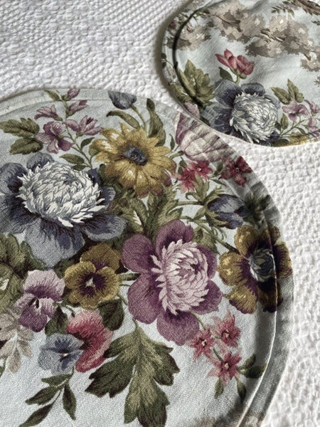 A set of 3 of gorgeous vintage Sanderson Linen Dresser cloths Carousel 2