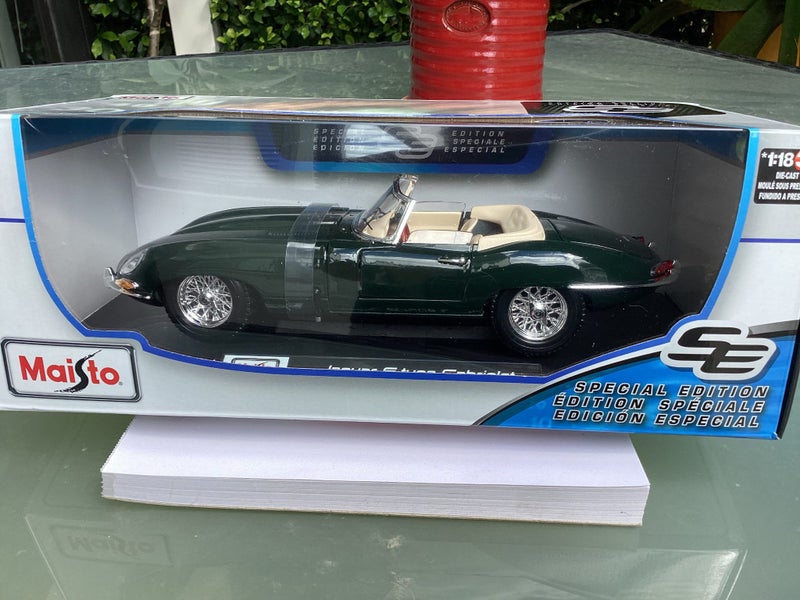 JAGUAR E TYPE 1/18 LARGE DIE CAST CAR Carousel 1