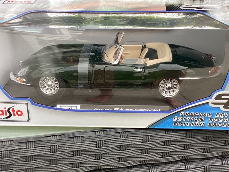 JAGUAR E TYPE 1/18 LARGE DIE CAST CAR Carousel 4