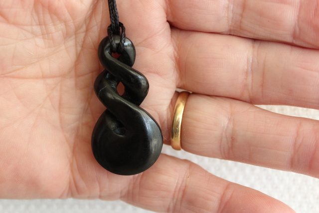 BEAUTIFUL DOUBLE TWIST PENDANT KAWAKAWA / JADE #144L Carousel 2