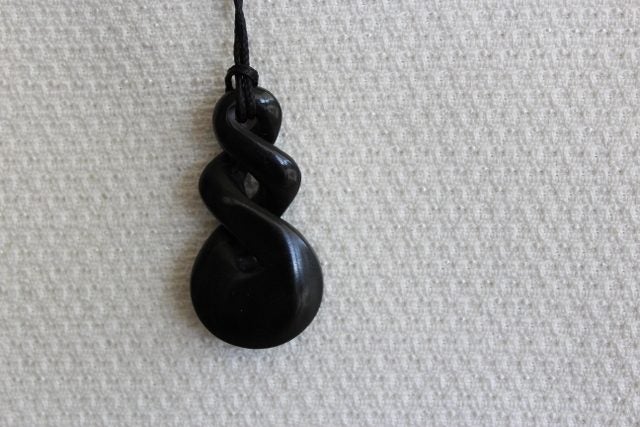 BEAUTIFUL DOUBLE TWIST PENDANT KAWAKAWA / JADE #144L Carousel 3