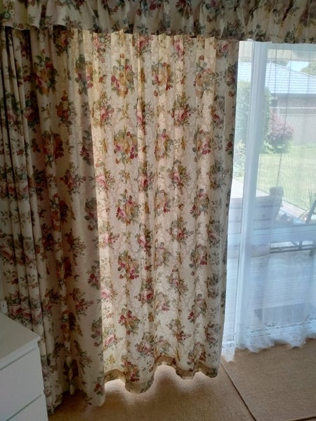Country floral style drape set Carousel 2