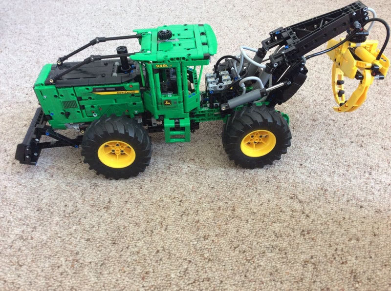 LEGO Technic John Deere 948L-II Skidder set 42157 - - Carousel 1