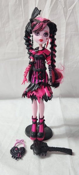 Monster High - Sweet Screams Draculaura Doll Carousel 1