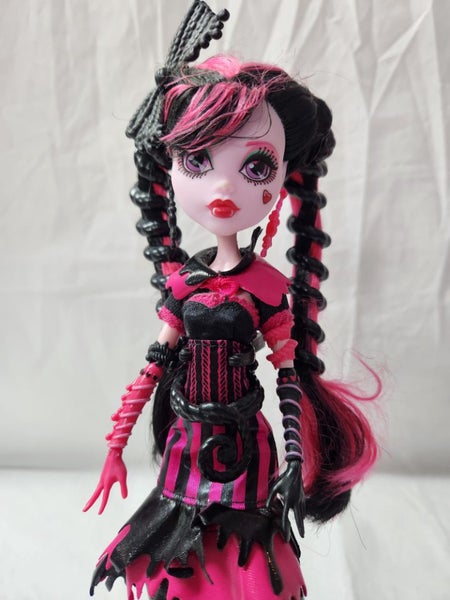 Monster High - Sweet Screams Draculaura Doll Carousel 2