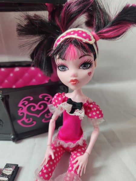 Monster High - Draculaura Dead Tired Doll & Coffin Carousel 2