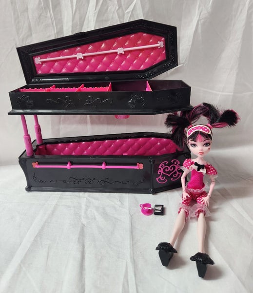 Monster High - Draculaura Dead Tired Doll & Coffin Carousel 1