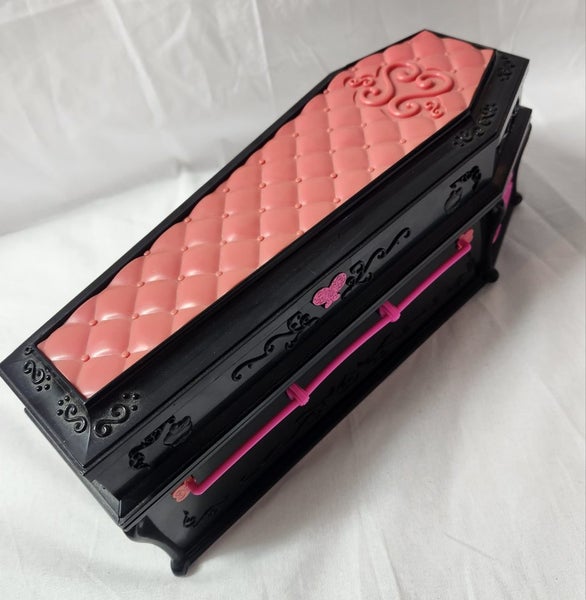 Monster High - Draculaura Dead Tired Doll & Coffin Carousel 4