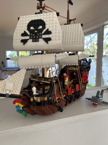Lego pirate ship Carousel 1