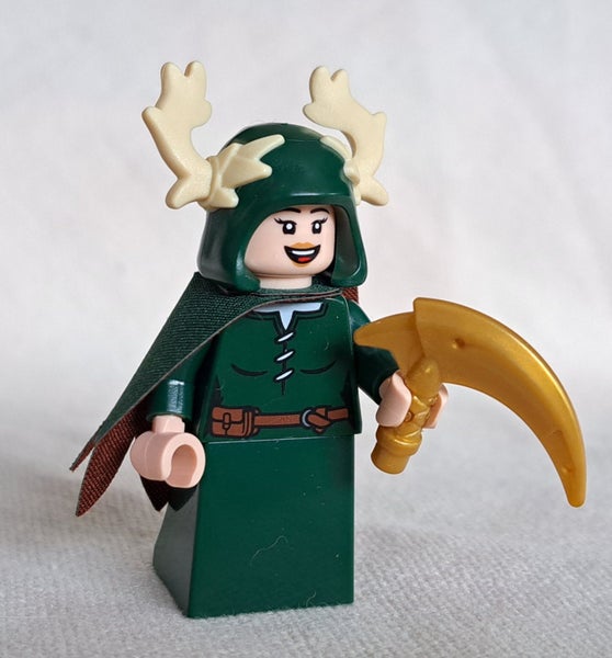 Lego Dungeons and Dragons - Druid with sickle - medieval / castle Carousel 1
