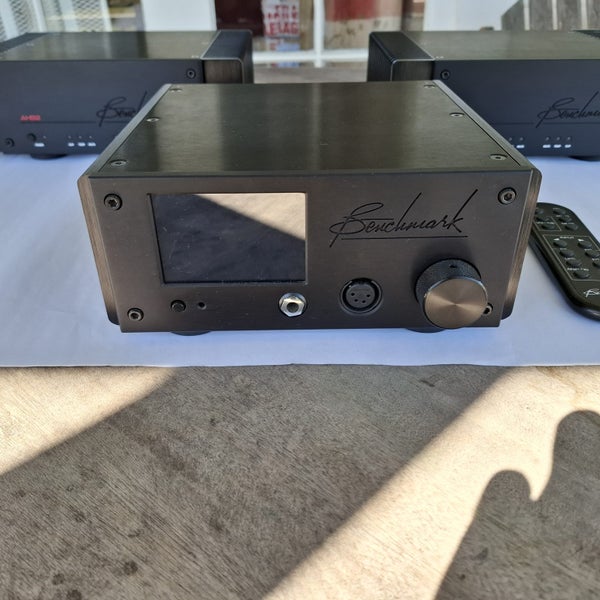 Benchmark HPA4 Headphone/Line preamp Carousel 1