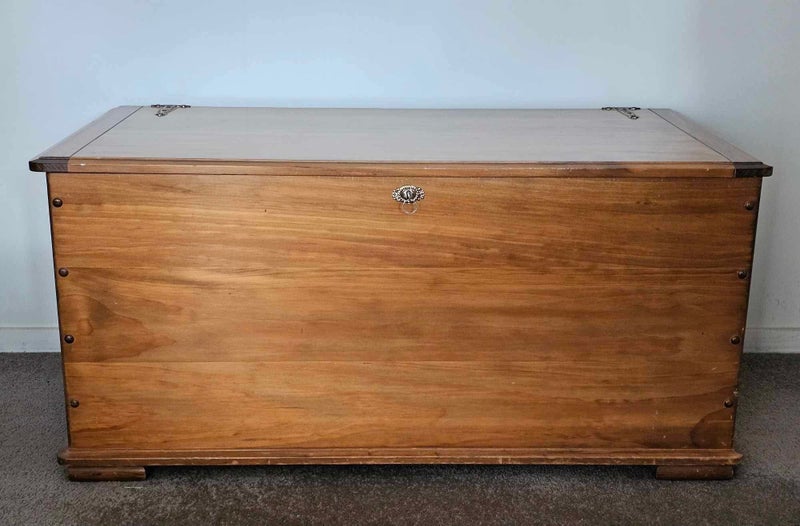LARGE SOLID RIMU BLANKET BOX/CHEST - EXCELLENT CONDITION Carousel 2
