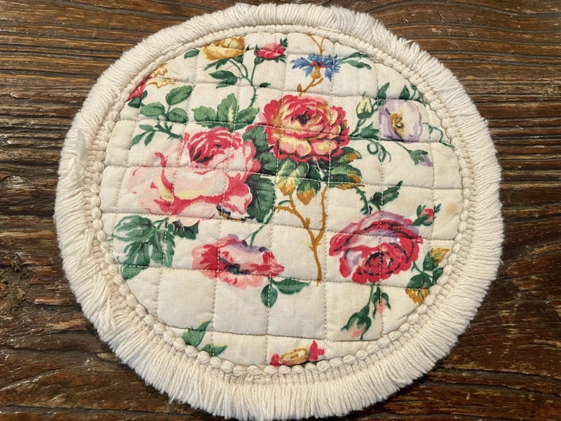 A perfect little vintage ( Sanderson ?) quilted Cotton Doily Carousel 1