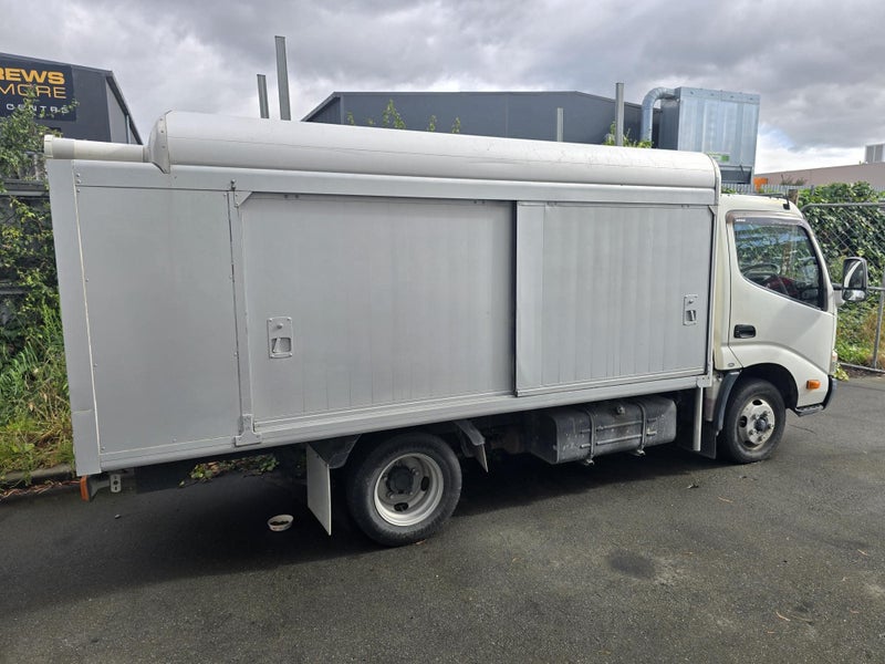 2013 Hino Dutro Car Licence / Lift Up Rear62865837747331111