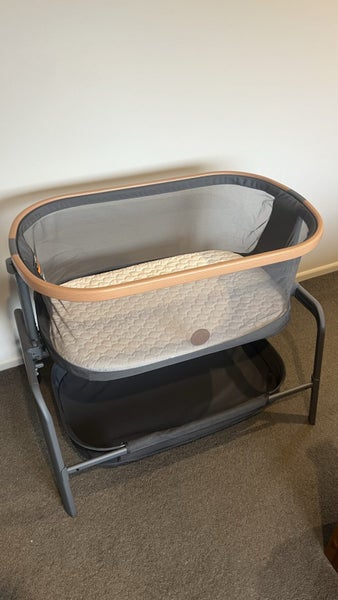 Maxi-Cosi Iora Bedside Bassinet Carousel 1