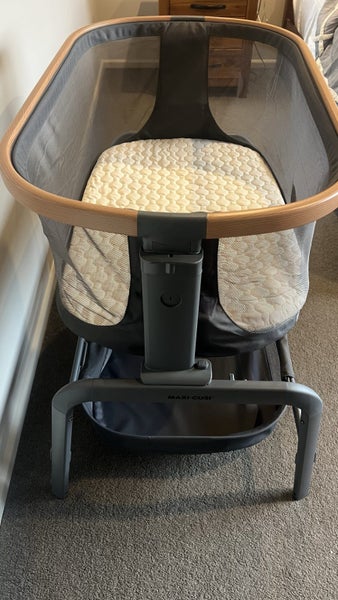 Maxi-Cosi Iora Bedside Bassinet Carousel 2