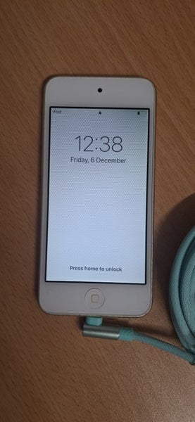 iPod with Charger and 3M charging cable Carousel 1