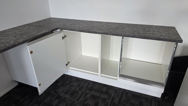 High Gloss White L-Type Kitchen with Recessed Handle and BLUM Hinges Carousel 2
