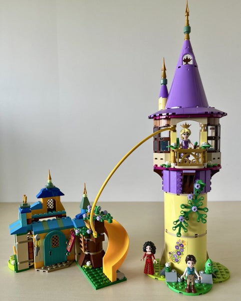 LEGO DISNEY Rapunzel's Tower & The Snuggly Duckling 43241 Carousel 2