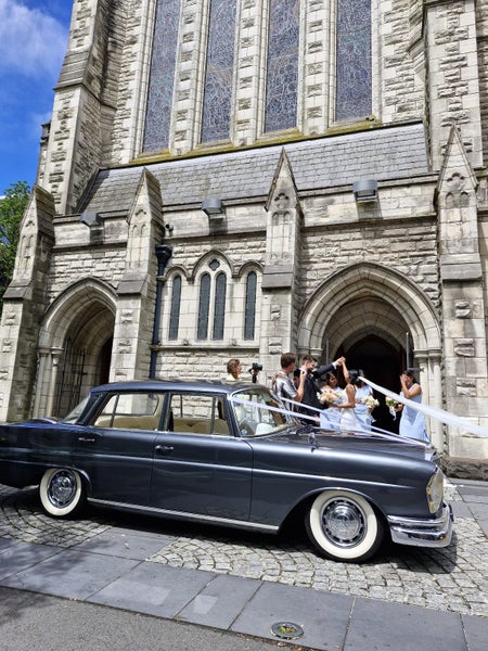 wedding car hire Carousel 16