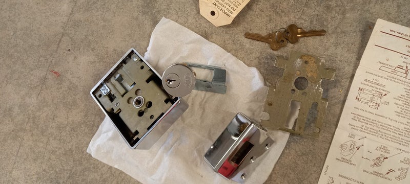 Deadlatch LOCK Carousel 4