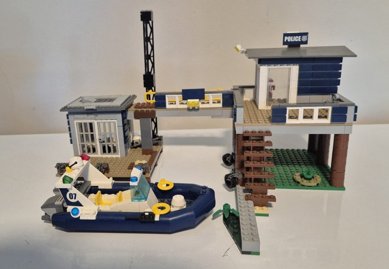 LEGO SWAMP POLICE STATION Carousel 1
